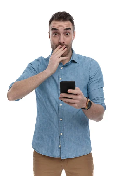 Amazed Casual Man Holding Phone Gasping Covering Mouth While Wearing — Stock Photo, Image