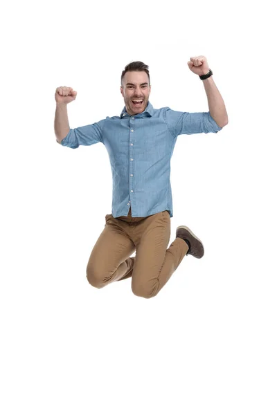 Alegre Homem Casual Celebrando Gritando Enquanto Saltando Vestindo Camisa Azul — Fotografia de Stock