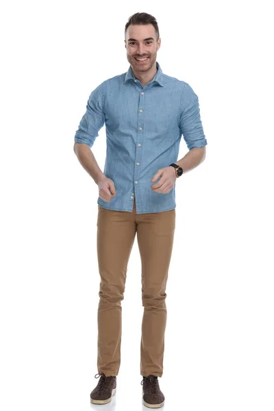 Allegro Uomo Casual Che Ride Indossando Camicia Blu Piedi Sfondo — Foto Stock