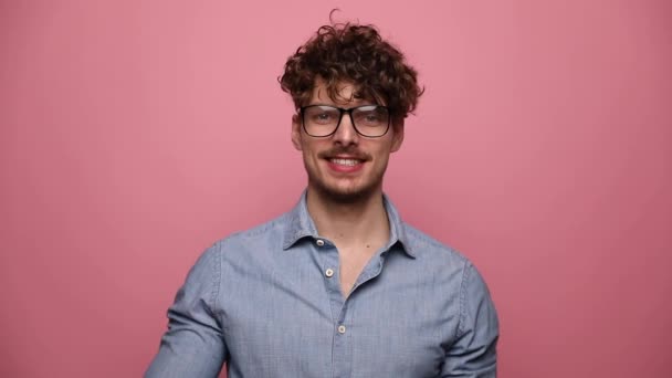 Joven Hombre Casual Con Gafas Pie Sonriendo Feliz Luego Apuntando — Vídeos de Stock