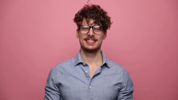 Homem Negócios Atraente Usando Óculos Olhando Para Câmera Feliz Seguida — Vídeo de Stock