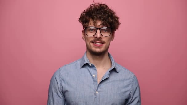 Atractivo Hombre Casual Con Gafas Pie Sonriendo Feliz Luego Cruzando — Vídeos de Stock