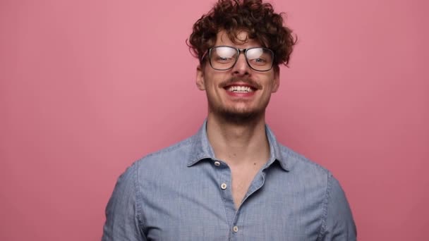 Gözlüklü Seksi Bir Adam Ayakta Gülümsüyor Sonra Pembe Stüdyo Arka — Stok video