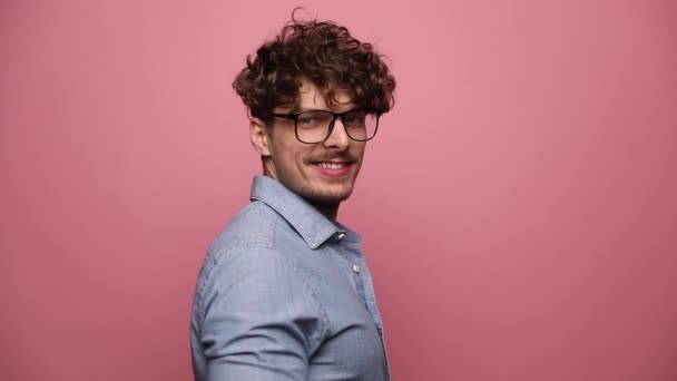 Lässiger Mann Mit Brille Posiert Der Rückansicht Dreht Sich Dann — Stockvideo