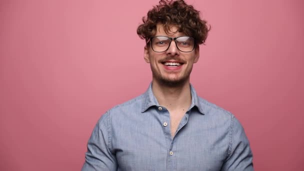 Atractivo Hombre Casual Con Gafas Pie Sonriendo Feliz Continuación Gritando — Vídeos de Stock