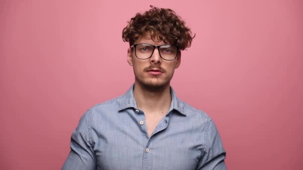 Mladý Ležérní Muž Nosí Brýle Stojící Dívá Dolů Vážné Pak — Stock video
