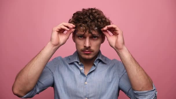 Guapo Hombre Casual Vistiendo Camisa Pie Moviendo Sus Gafas Frente — Vídeos de Stock