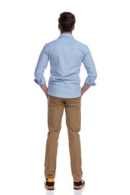 Gömlek giyerken el ele tutuşan ve beyaz stüdyo arka planında duran sıradan adamın arka plan görüntüsü.