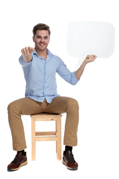 Homem Casual Feliz Segurando Bolha Fala Apontando Para Frente Sorrindo — Fotografia de Stock