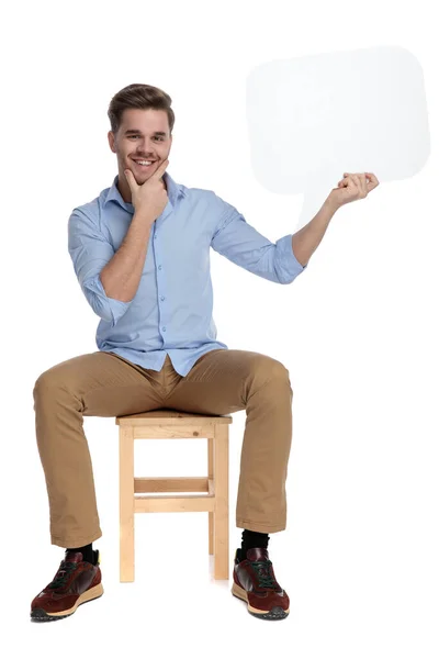 Homem Casual Positivo Segurando Bolha Fala Mão Queixo Rindo Enquanto — Fotografia de Stock