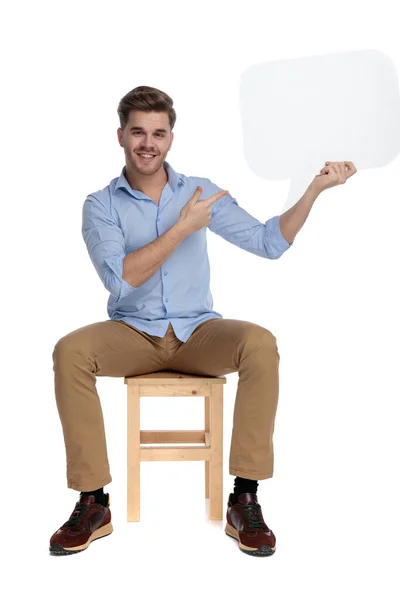 Sorrindo Homem Casual Segurando Bolha Fala Apontando Para Ele Enquanto — Fotografia de Stock