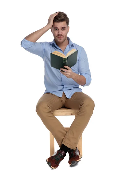 Verwirrter Gelegenheitsmann Liest Buch Und Löst Problem Während Auf Einem — Stockfoto