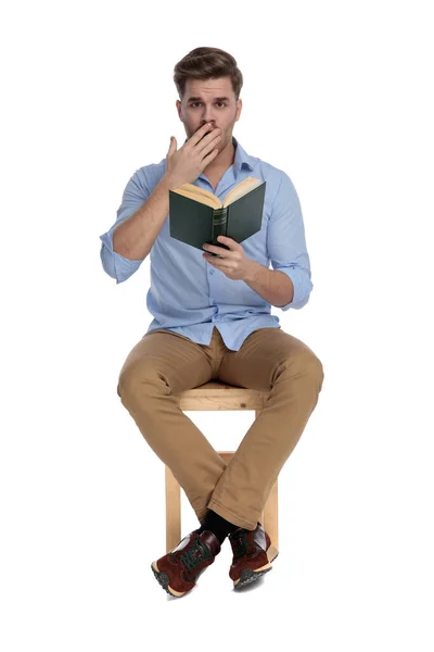Erstaunlich Lässiger Mann Liest Buch Und Bedeckt Seinen Mund Während — Stockfoto