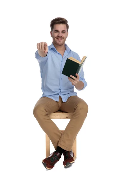 Homem Casual Feliz Lendo Livro Apontando Para Frente Sorrindo Enquanto — Fotografia de Stock