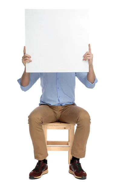 Giovane Uomo Casual Tenendo Cartellone Coprendo Suo Viso Con Esso — Foto Stock