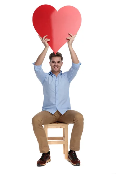 Trots Casual Man Met Hart Vorm Boven Het Hoofd Terwijl — Stockfoto