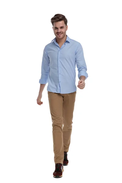 Positieve Casual Man Glimlachen Terwijl Het Dragen Van Shirt Lopen — Stockfoto