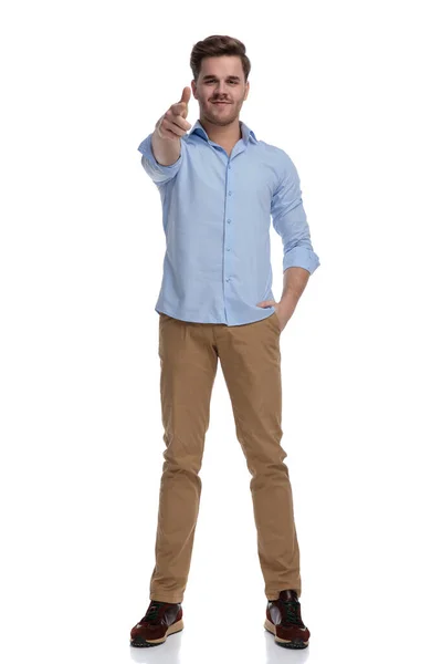 Positieve Casual Man Met Vinger Pistool Hand Zak Tijdens Het — Stockfoto