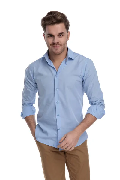 一个积极而随意的男人 穿着衬衫 站在白色的工作室背景上 手插在口袋里笑着 — 图库照片