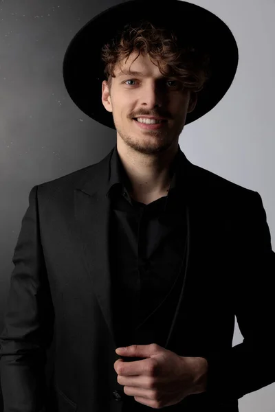 Charming Fashion Model Smiling While Wearing Hat Suit Standing Black — Stock Photo, Image