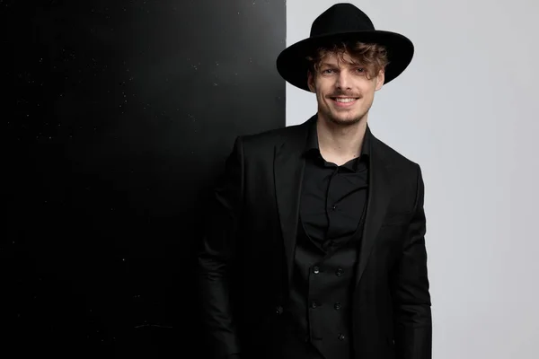 Positive Fashion Model Smiling While Wearing Suit Hat Standing Black — Stock Photo, Image