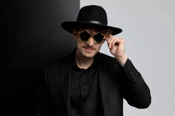 Lustiges Mode Model Das Seine Star Sonnenbrille Justiert Und Lächelt — Stockfoto