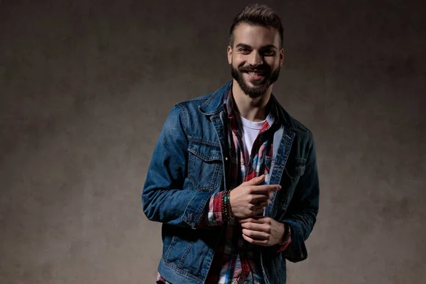 Alegre Modelo Riendo Mientras Usa Chaqueta Vaqueros Pie Fondo Estudio — Foto de Stock