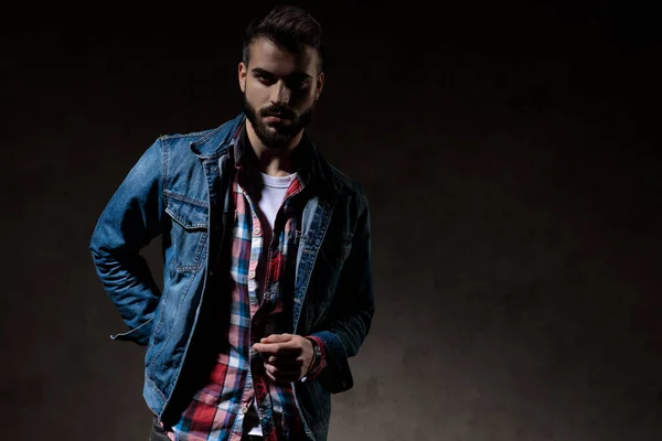 Dangerous Model Looking Forward Hand His Back While Wearing Jeans — Stock Photo, Image