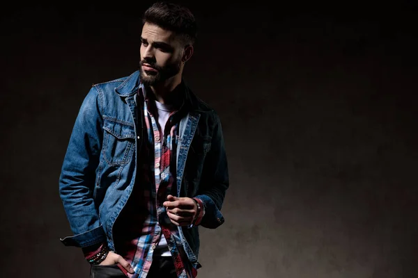 Pensive Model Looking Away Hand Pocket While Wearing Jeans Jacket — Stock Photo, Image
