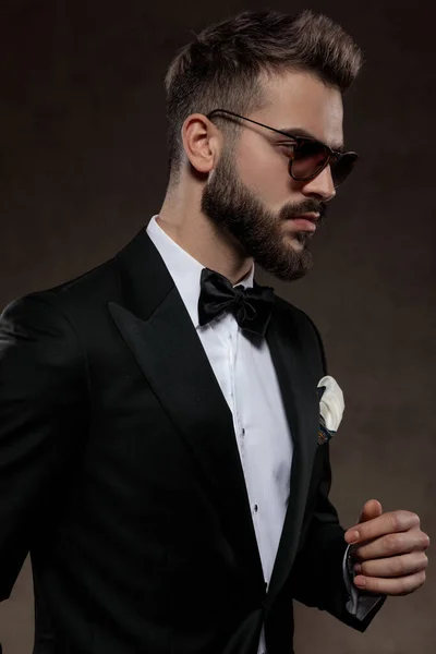Ivrig Mode Brudgum Tittar Bort Fokuserad Medan Bär Kostym Och — Stockfoto
