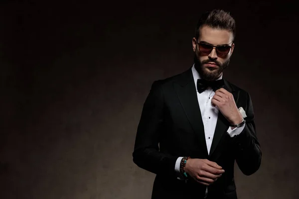 Handsome Fashion Groom Adjusting His Collar While Wearing Sunglasses Suit — Stock Photo, Image