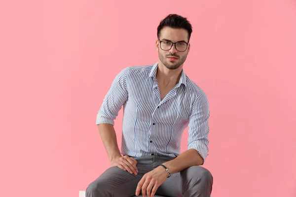 Affascinante Uomo Casual Intelligente Attesa Mentre Indossa Occhiali Camicia Seduto — Foto Stock