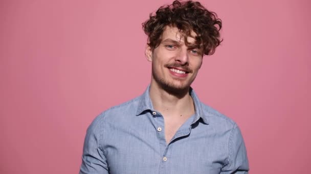 Guapo Hombre Casual Vistiendo Camisa Azul Pie Sonriendo Lado Continuación — Vídeo de stock