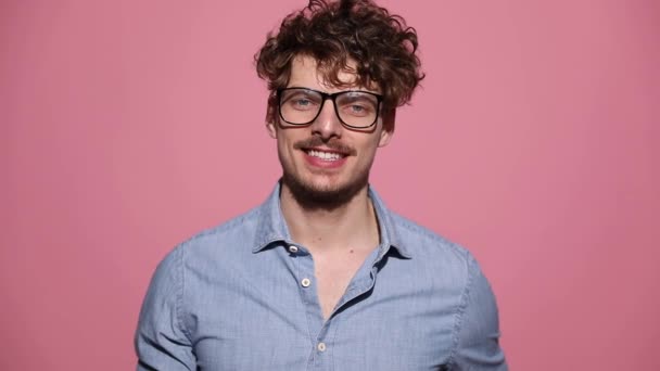 Sexy Casual Hombre Usando Gafas Pie Sonriendo Feliz Continuación Cruzar — Vídeo de stock