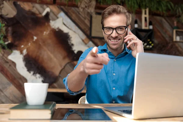 Przypadkowy Mężczyzna Okularach Siedzący Przy Biurku Rozmawiający Przez Telefon Kierujący — Zdjęcie stockowe