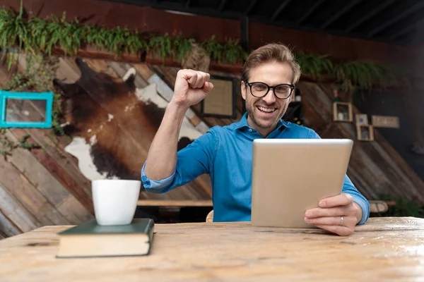 Casual Uomo Indossa Gli Occhiali Seduto Alla Scrivania Tenendo Tablet — Foto Stock