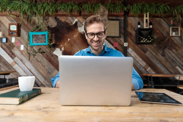 Jeune Homme Décontracté Portant Des Lunettes Assis Bureau Étudiant Sur — Photo