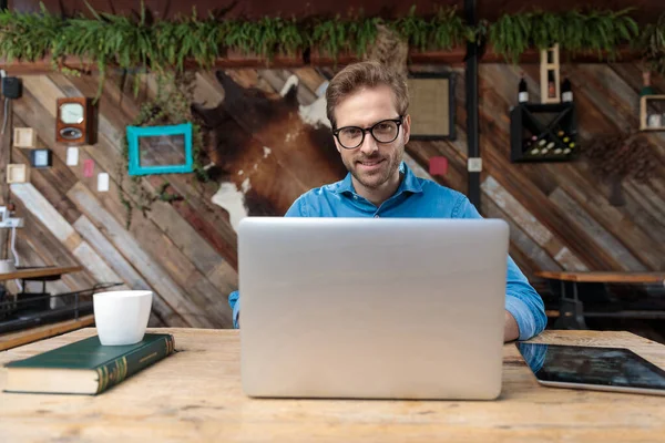 Casual Man Het Dragen Van Een Bril Zitten Aan Het — Stockfoto