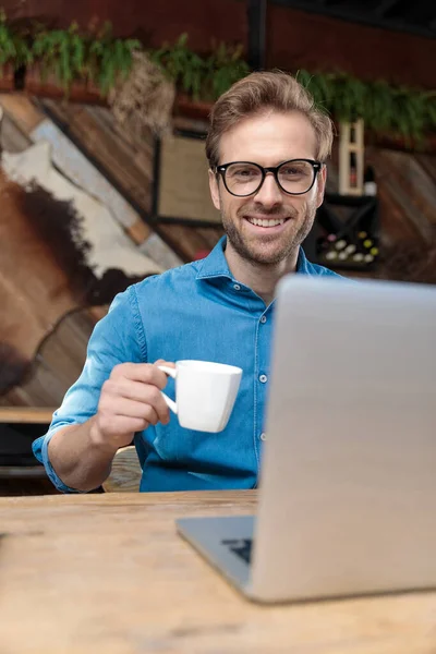 Jovem Homem Casual Vestindo Óculos Sentado Mesa Trabalhando Laptop Enquanto — Fotografia de Stock
