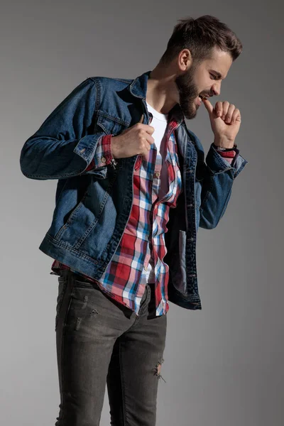 Sidovy Ung Casual Mode Modell Bär Denim Jacka Stående Och — Stockfoto