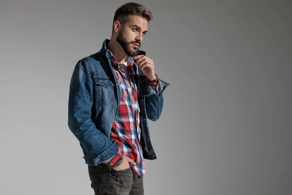 Seitenansicht Eines Gutaussehenden Lässigen Mannes Jeansjacke Der Mit Einer Hand — Stockfoto