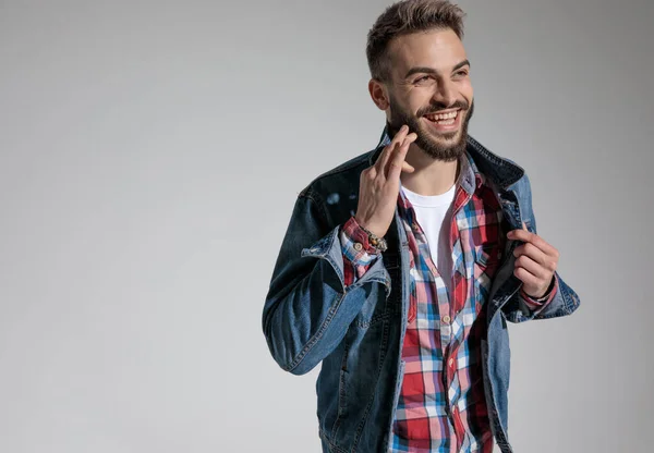 Jovem Homem Casual Vestindo Camisa Xadrez Fixando Seu Casaco Enquanto — Fotografia de Stock