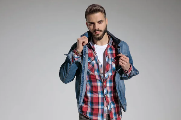 Sexy Hombre Casual Vistiendo Camisa Cuadros Pie Fijación Chaqueta Mientras — Foto de Stock