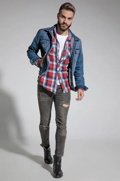 Homem Casual Atraente Vestindo Jaqueta Jeans Andando Com Uma Mão — Fotografia de Stock