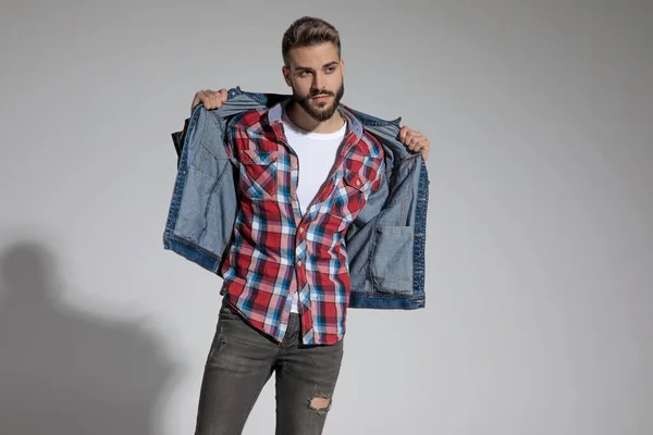 Schöner Lässiger Mann Kariertem Hemd Stehend Und Seine Jeansjacke Mit — Stockfoto