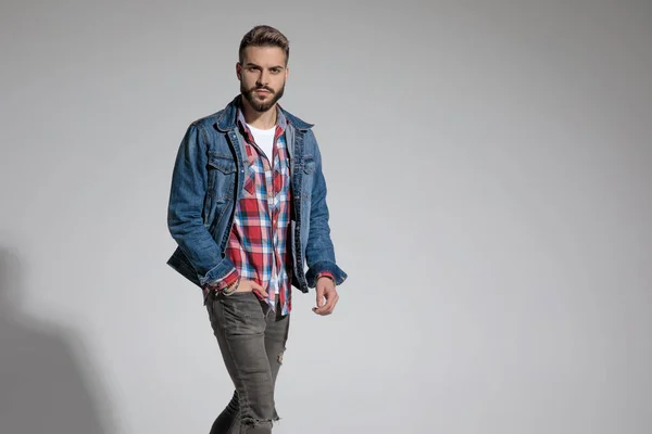 Sexy Lässiger Mann Jeansjacke Der Mit Einer Hand Der Tasche — Stockfoto