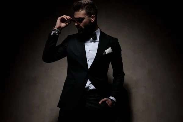 Ελκυστική Επιχειρηματίας Φορώντας Σμόκιν Στέκεται Χέρι Στην Τσέπη Και Τον — Φωτογραφία Αρχείου