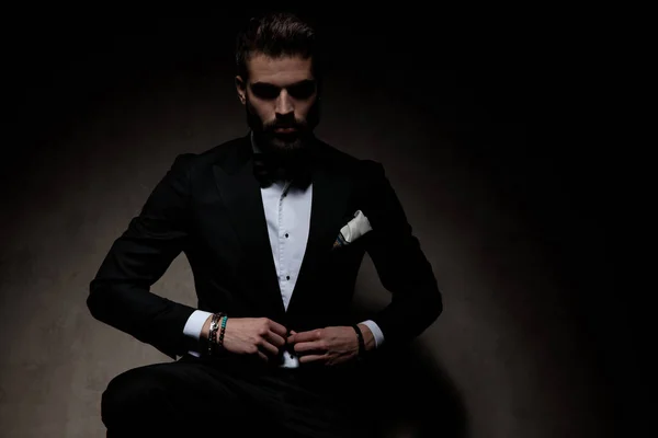 Homem Negócios Atraente Vestindo Smoking Preto Sentado Mãos Dadas Botão — Fotografia de Stock