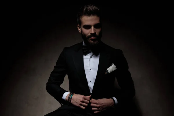 Sexy Empresário Vestindo Preto Smoking Sentado Fixando Seu Casaco Legal — Fotografia de Stock