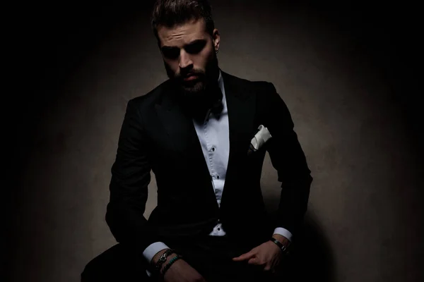 Sexy Empresário Vestindo Preto Smoking Sentado Posando Legal Escuro Estúdio — Fotografia de Stock